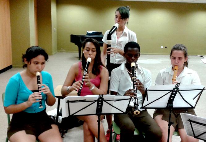 estudiantes del taller de flauta dulce, en las aulas de ensayo del Conjunto Ars Longa