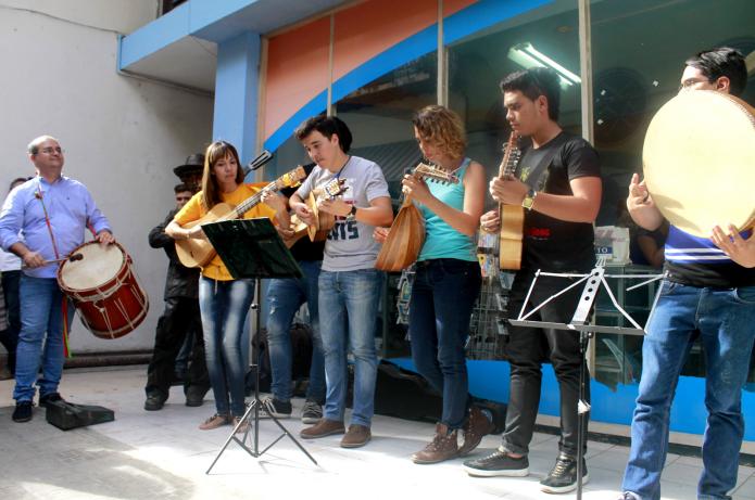 estudiantes de cuerdas pulsadas dentro del pasacalle de la 11na edición del Festival de Música Antigua Esteban Salas de La Habana